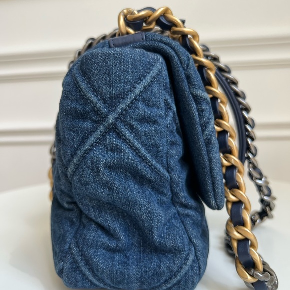 CHANEL 19 SMALL - Picture 4 of 10